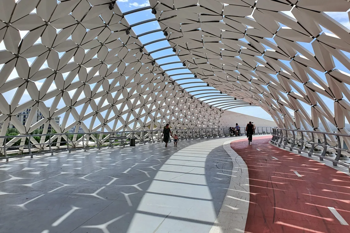 Entdecke Kasachstan - Atyrau Brücke in Astana