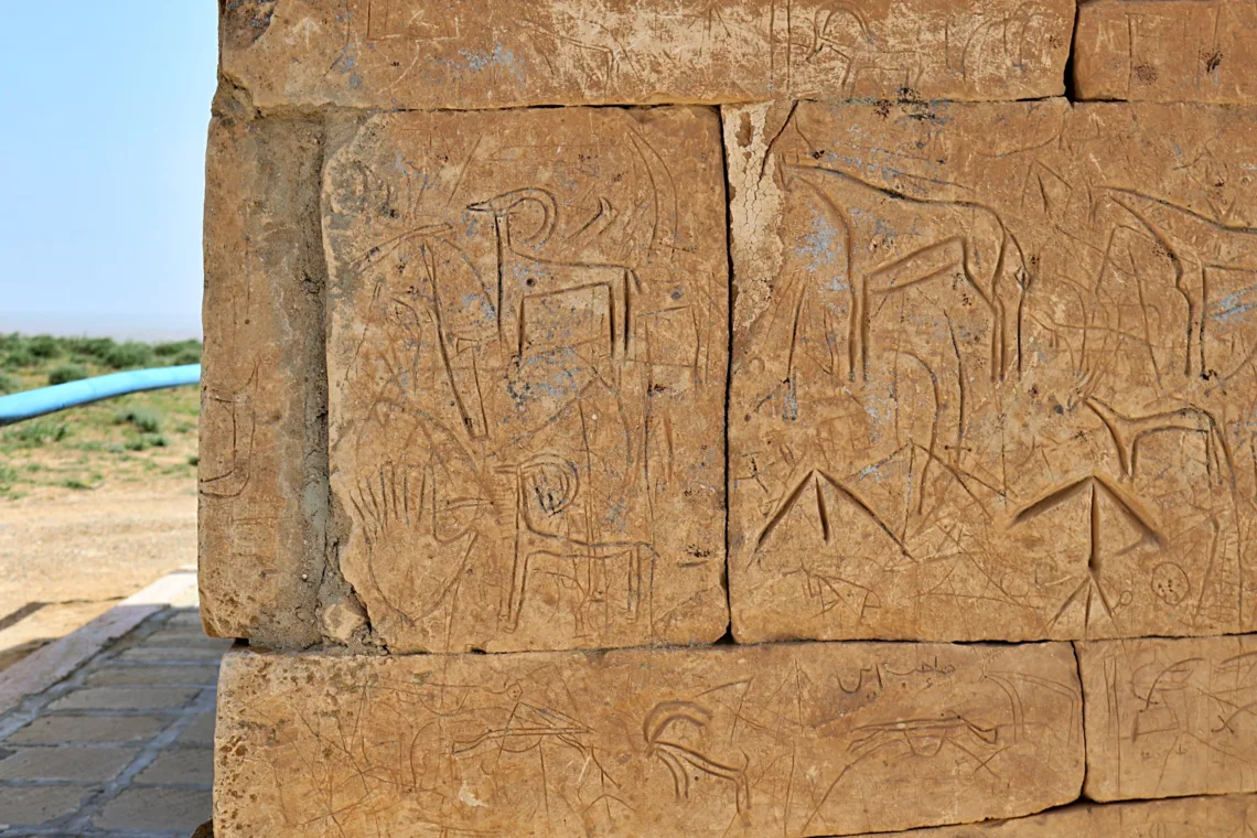 Entdecke Kasachstan - Graffiti am Kuyeutam Mausoleum im Mangystau