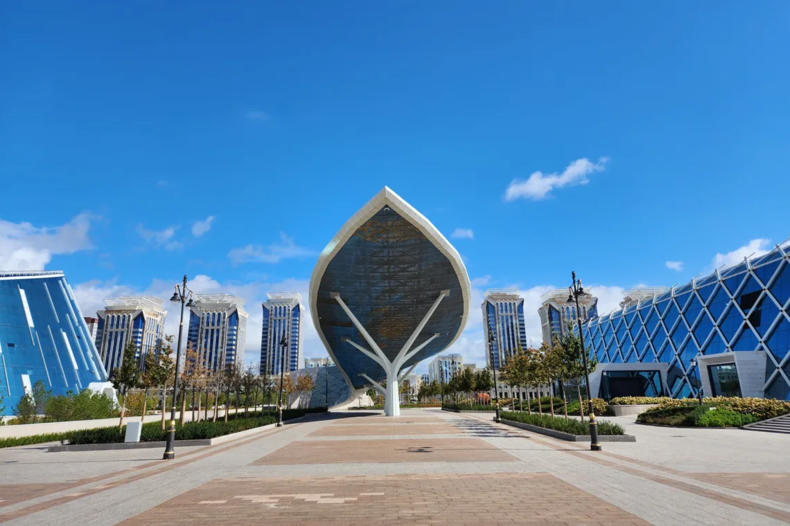 Entdecke Kasachstan - Mauer des Friedens in Astana