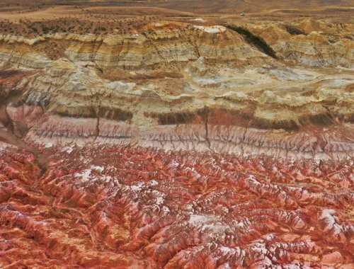 Entdecke Kasachstan - Farbige Felsformation Kiin Kerish im Osten von Kasachstan